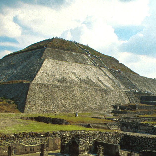 Maravillarse con la Pirámide del Sol 